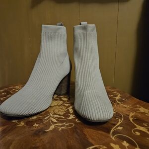 LC Lauren Conrad Soft Tan Ribbed Ankle Boots